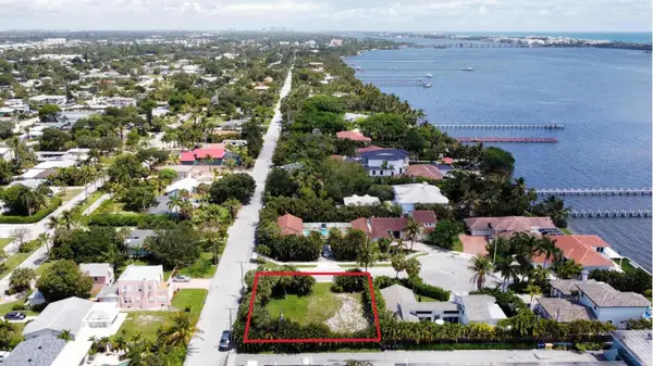 7 Lakeside Palms Court, Lake Worth Beach, FL 33460