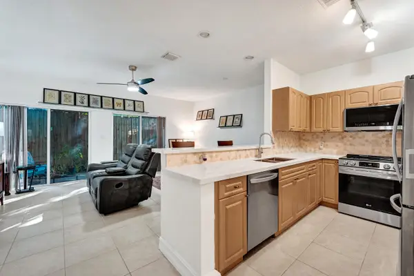 1743 NE 4th Avenue #F4, Fort Lauderdale, FL 33305