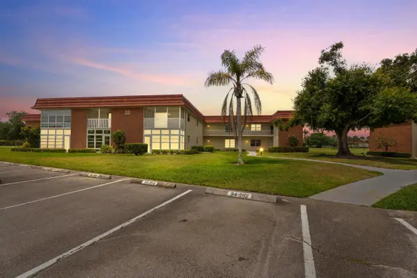 33 Pine Arbor Lane #102, Vero Beach, FL 32962