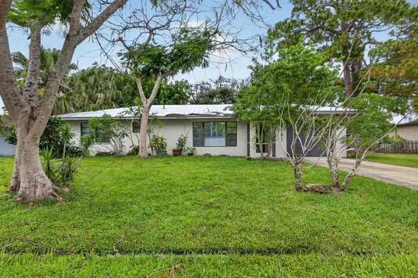 941 SE Atlantus Avenue, Port St Lucie, FL 34983