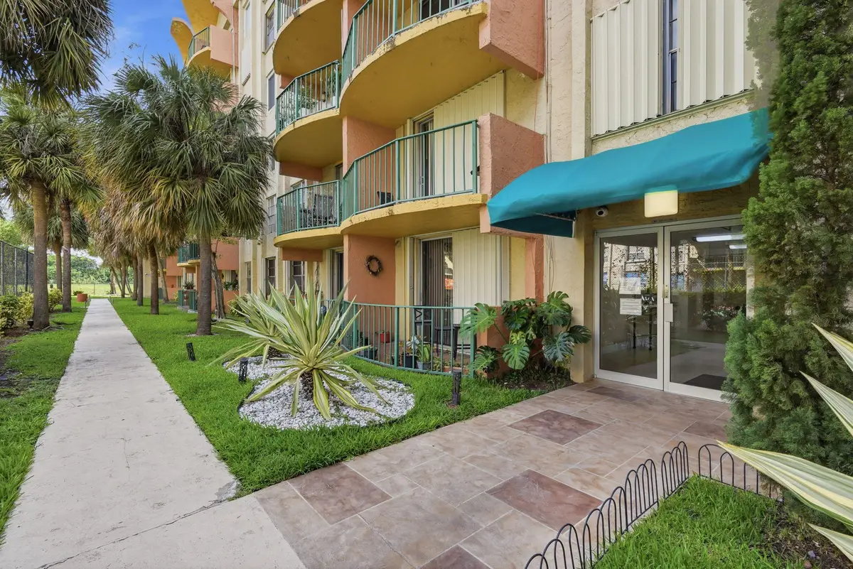 9360 Fontainebleau Boulevard #Apt 310, Miami, FL 33172 - #1
