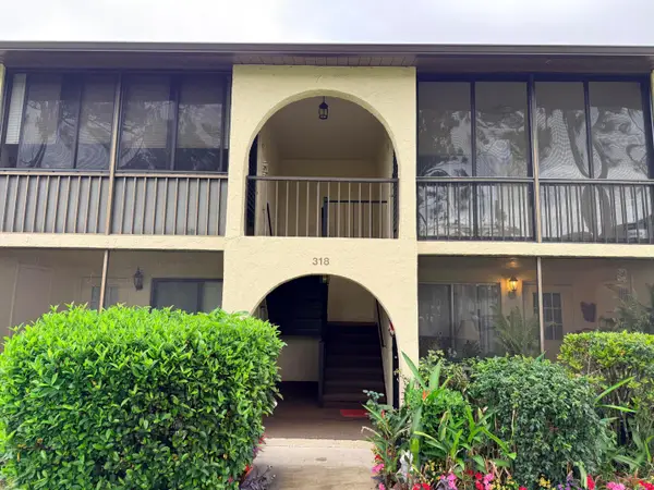 318 Knotty Pine Circle #D-2, Greenacres, FL 33463