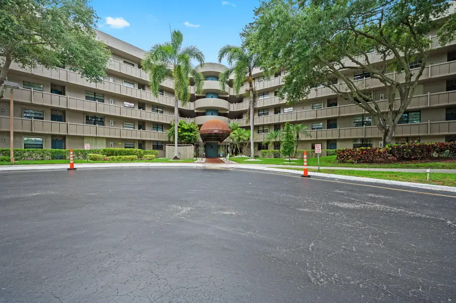 900 Colony Point Circle #121, Pembroke Pines, FL 33026 - #2