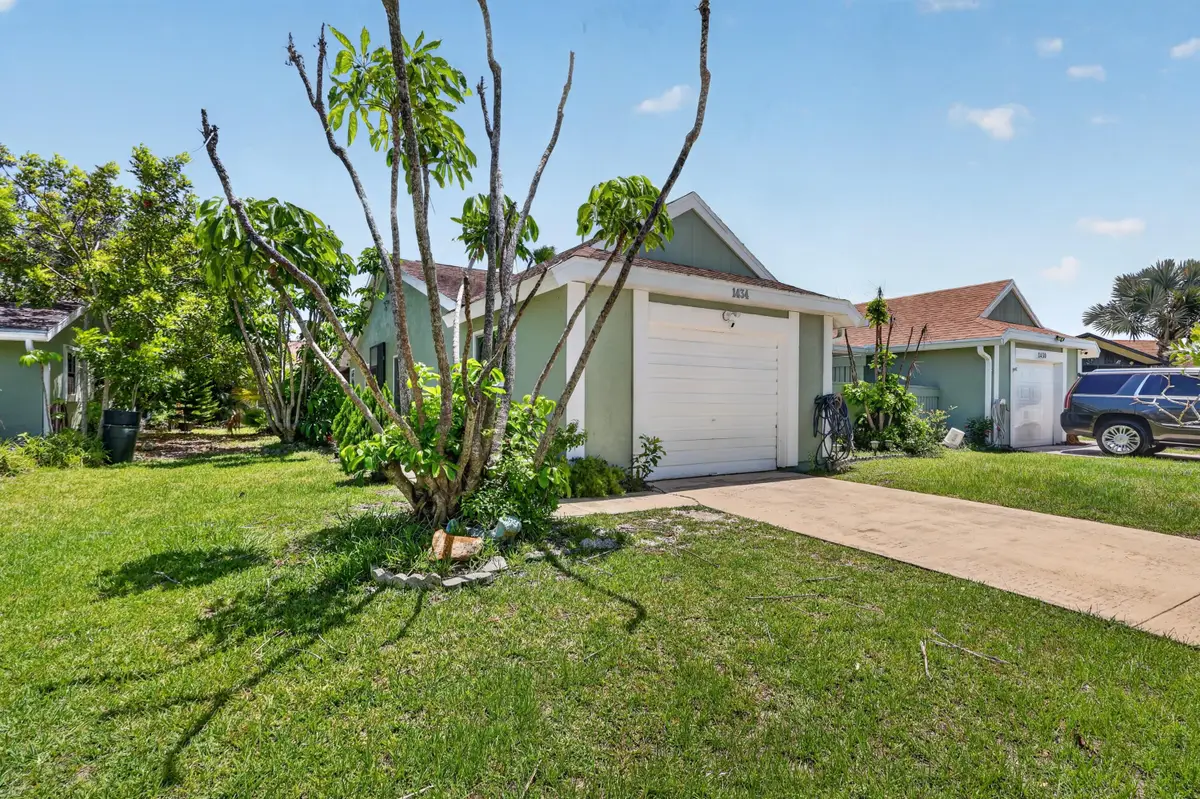 1434 SE Larkwood Circle, Port Saint Lucie, FL 34952 - #1