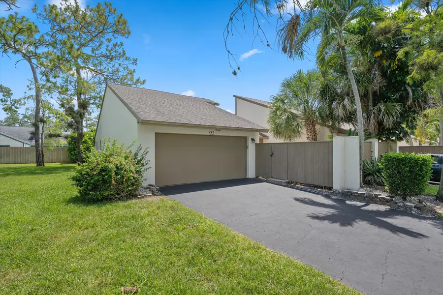 352 Wood Dale Drive, Wellington, FL 33414 - #3
