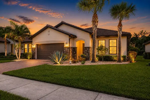 827 SE Villandry Way, Port St Lucie, FL 34984