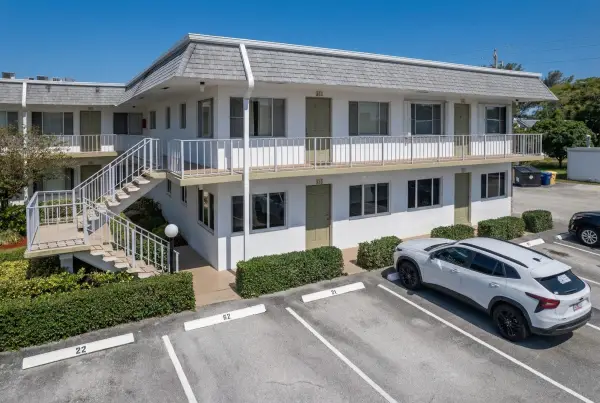 2920 Cynthia Lane #202, Lake Worth Beach, FL 33461