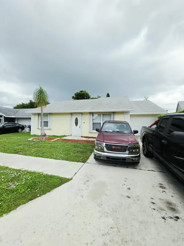 5447 Twin Oakes Road, Greenacres, FL 33463