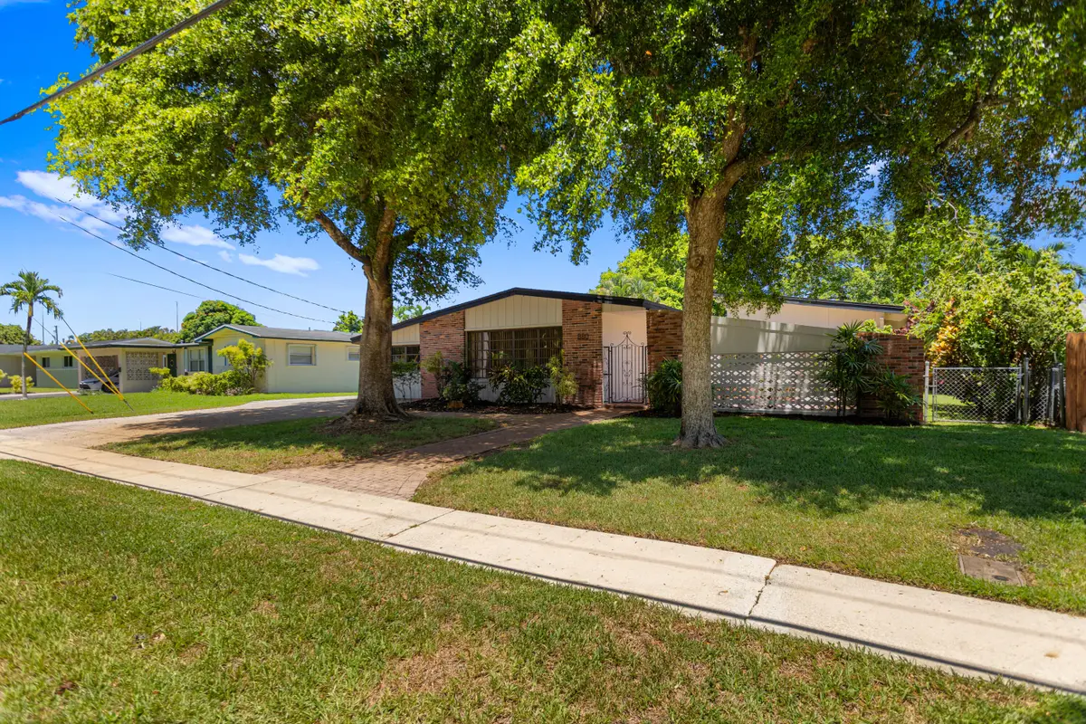 880 E Acre Drive, Plantation, FL 33317 - #1