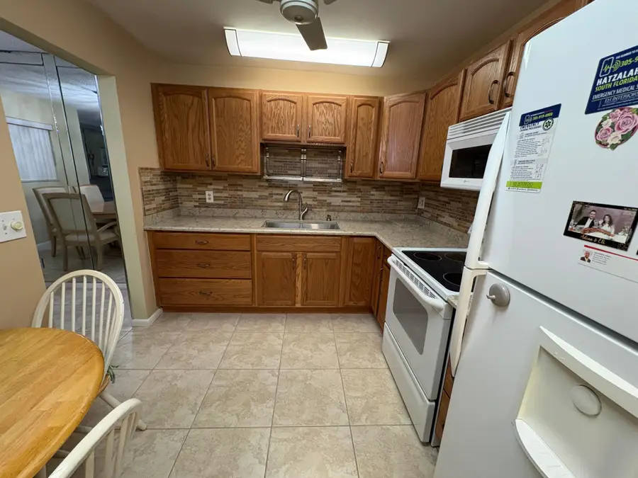 160 Plymouth V, West Palm Beach, FL 33417 - #2
