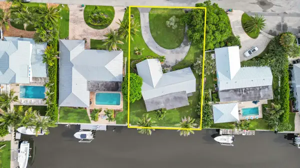 16 Country Club Circle, Tequesta, FL 33469
