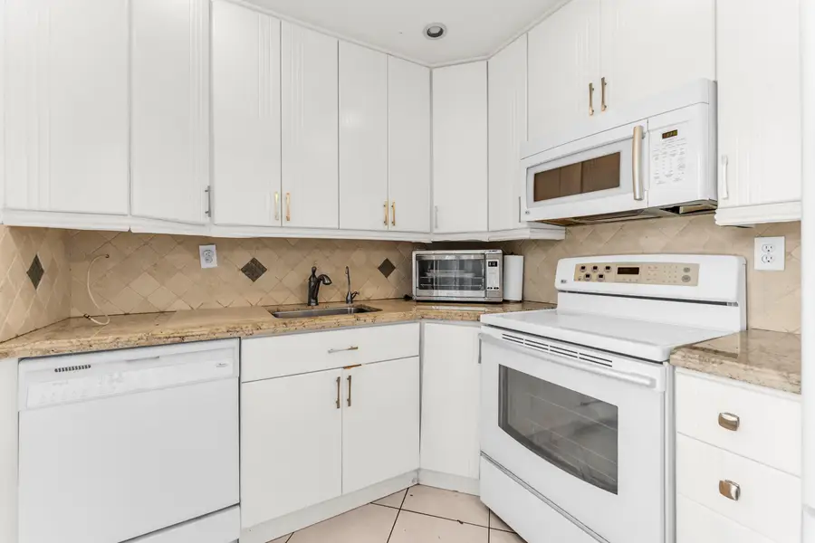 572 Flanders L #572, Delray Beach, FL 33484 - #2