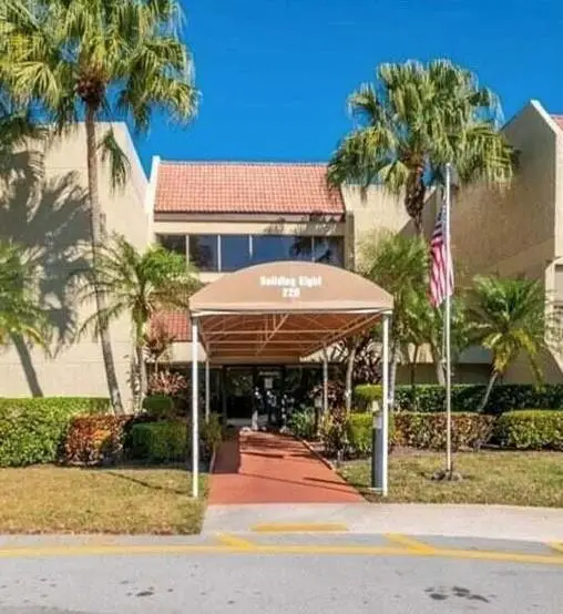 220 Lakeview Drive #103, Weston, FL 33326