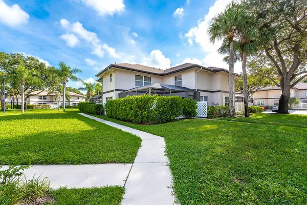 38 Essex Court #D, Royal Palm Beach, FL 33411
