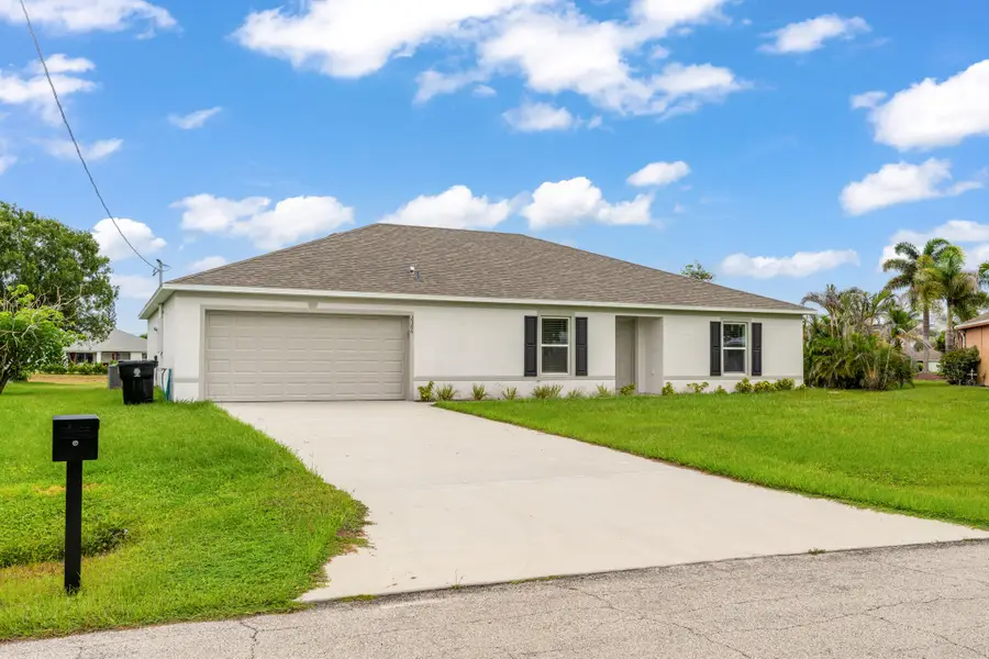 2386 SE Manor Avenue, Port Saint Lucie, FL 34952 - #2