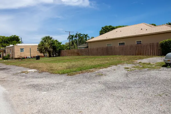 243 SW 8th Street, Deerfield Beach, FL 33441