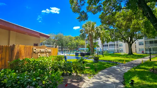 2650 NW 49th Avenue # 318, Lauderdale Lakes, FL 33313