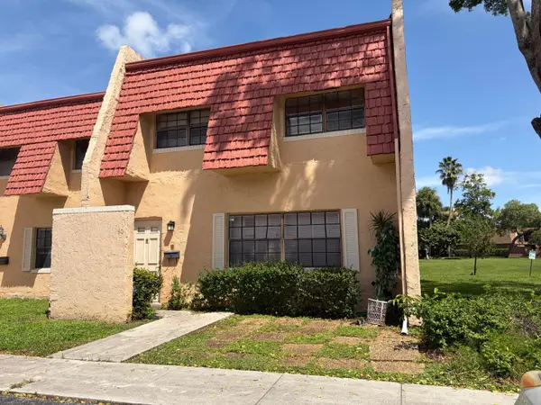 40 Spinning Wheel Lane, Tamarac, FL 33319