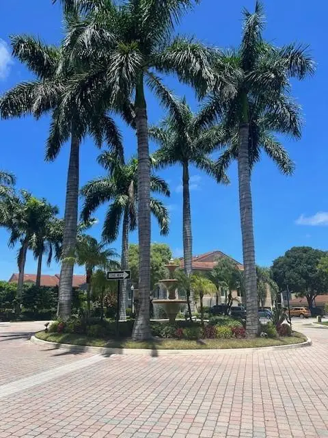 201 Villa Circle #201, Boynton Beach, FL 33435