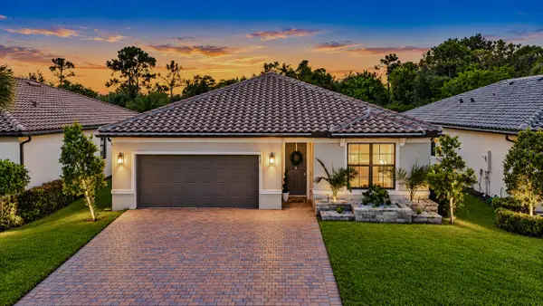 532 SE Villandry Way, Port St Lucie, FL 34984