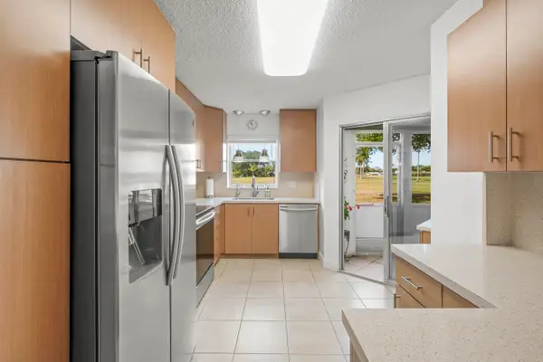 3871 Via Poinciana #104, Lake Worth, FL 33467
