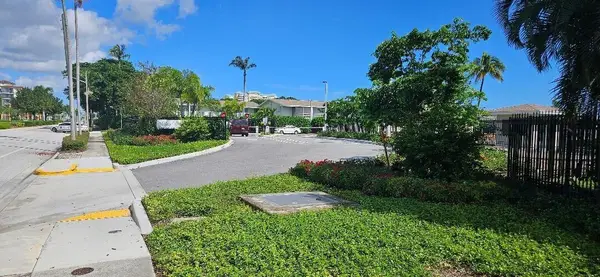 800 W Horizons W #104, Boynton Beach, FL 33435