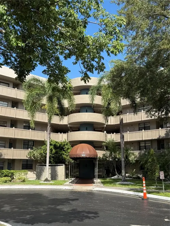 900 Colony Point Circle #121, Pembroke Pines, FL 33026