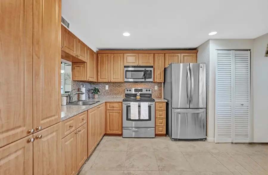 900 Colony Point Circle #221, Pembroke Pines, FL 33026 - #3