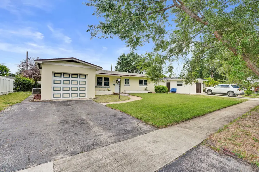 731 SW 71st Terrace, Pembroke Pines, FL 33023 - #2