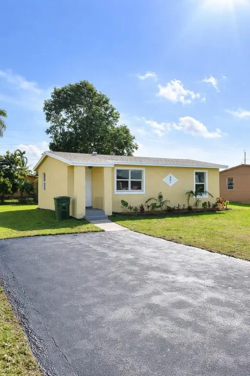 561 14th Street, Belle Glade, FL 33430 - #2