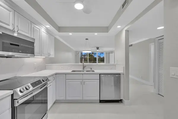 3800 Oaks Clubhouse Drive #201, Pompano Beach, FL 33069