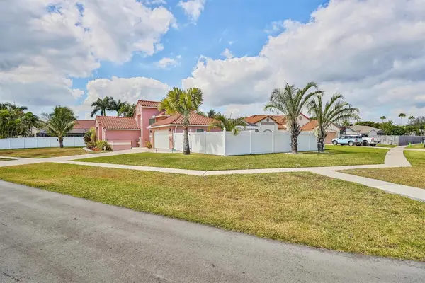 26 Dogwood Circle, Boynton Beach, FL 33436