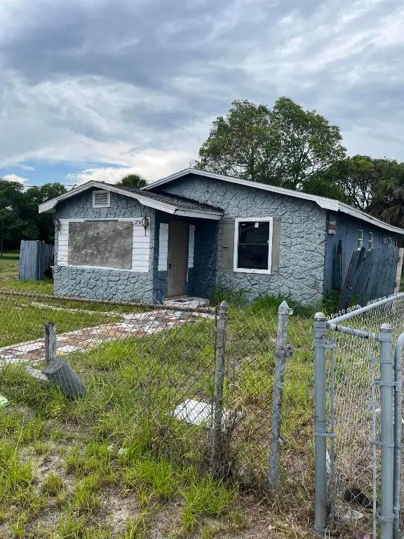 1204 Avenue K Avenue, Fort Pierce, FL 34950 - #1