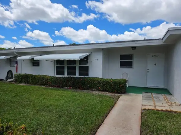 7205 W Oakridge Circle, Lantana, FL 33462