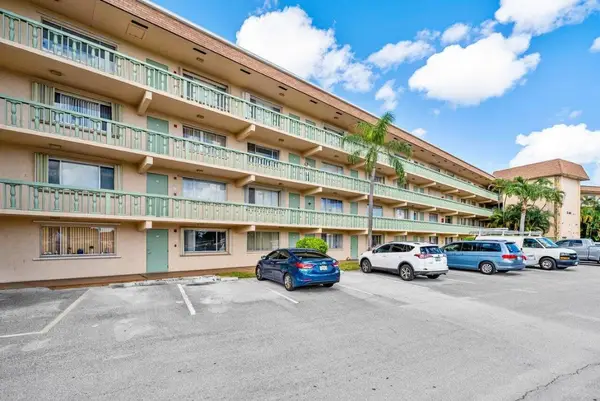 300 Village Green Circle S #206, Lake Worth Beach, FL 33461