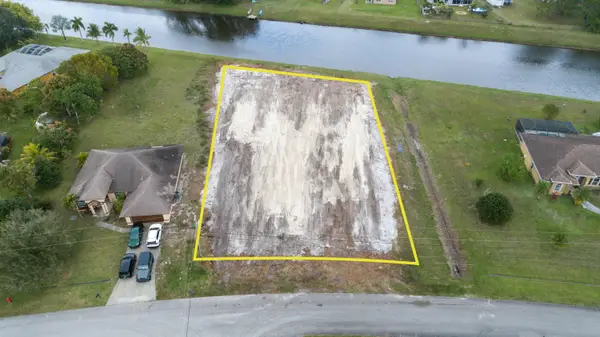 121 SW Hawthorne Circle, Port St Lucie, FL 34953