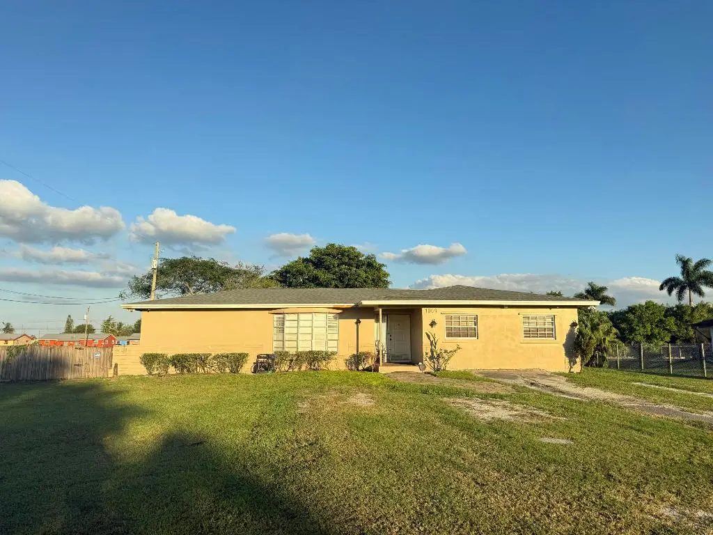 1009 NE 18th Street, Belle Glade, FL 33430 - #1