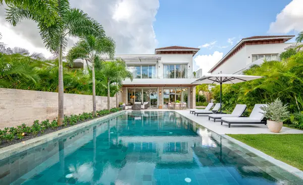 10 Los Altos Villa, ,