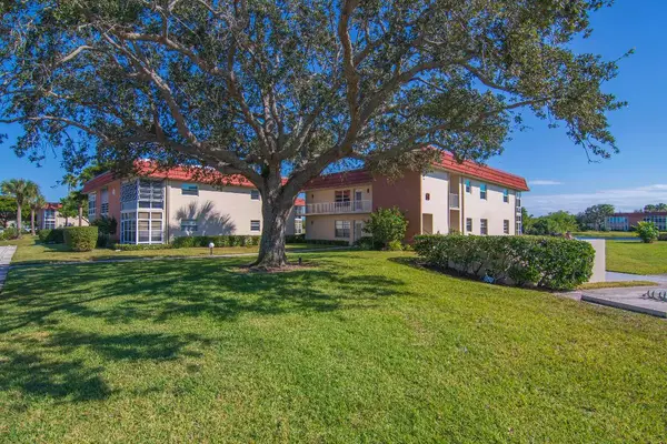 68 Royal Oak Court #202, Vero Beach, FL 32962
