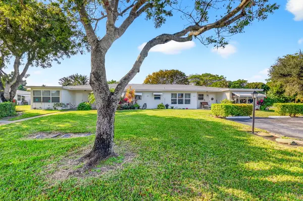 7293 W Oakridge Circle, Lantana, FL 33462