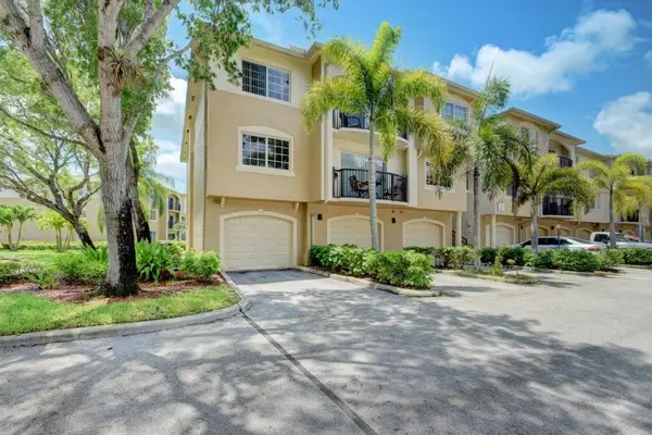 300 Crestwood Court N #307, Royal Palm Beach, FL 33411
