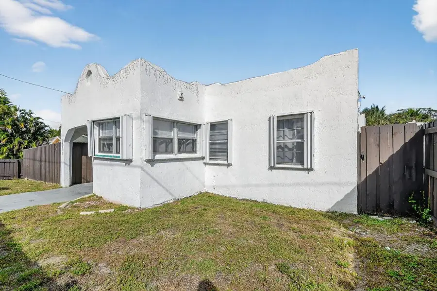 1011 W Lakewood Road, West Palm Beach, FL 33405 - #2