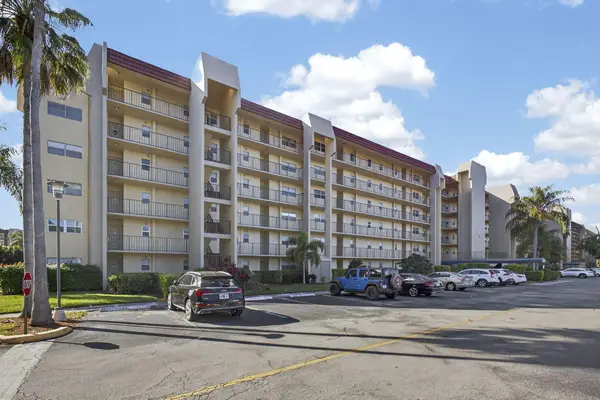 3590 Via Poinciana #202, Lake Worth, FL 33467