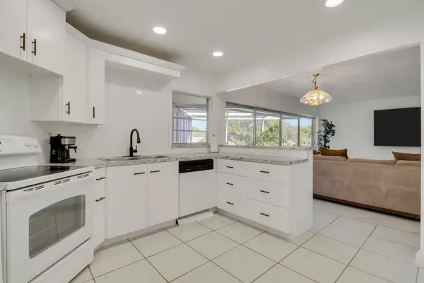 7 Greenway Village N #202, Royal Palm Beach, FL 33411