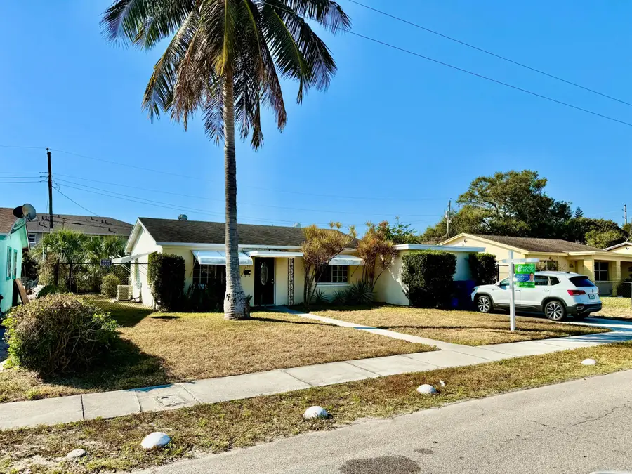 137 W 34th Street, Riviera Beach, FL 33404 - #2
