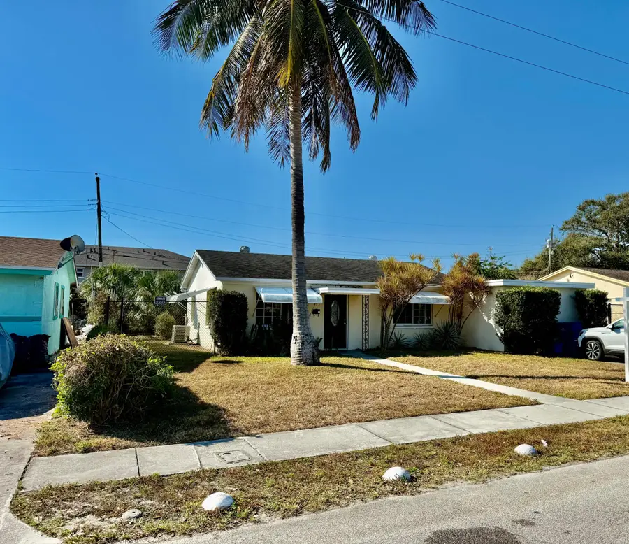 137 W 34th Street, Riviera Beach, FL 33404 - #3