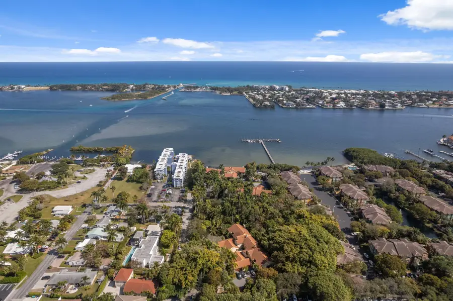 16 Via Lago, Boynton Beach, FL 33435 - #3