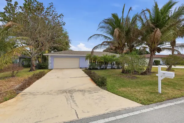 9696 Honeysuckle Avenue, Palm Beach Gardens, FL 33410
