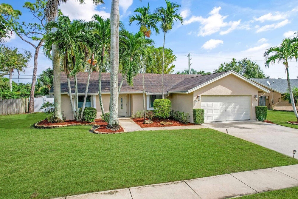 226 Parkwood Drive S, Royal Palm Beach, FL 33411 BHGRE