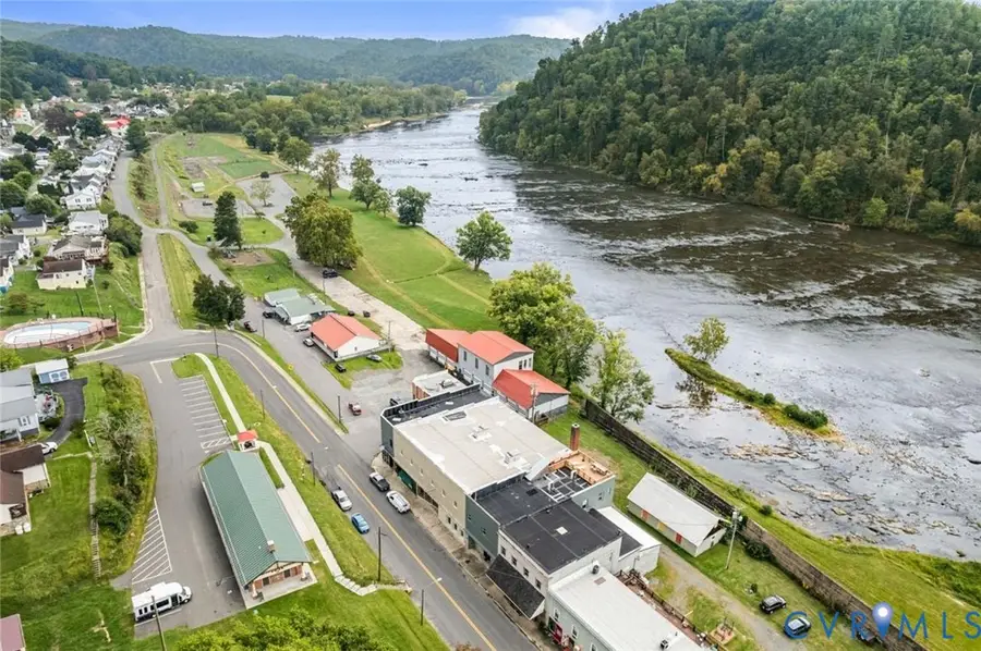 472 W Main Street, Fries, VA 24348 - #3